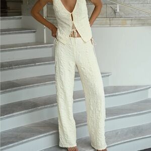 YLLW JAI BUBBLE TIE PANTS - BUTTERCREAM
NEW WITH TAGS AND PACKAGING